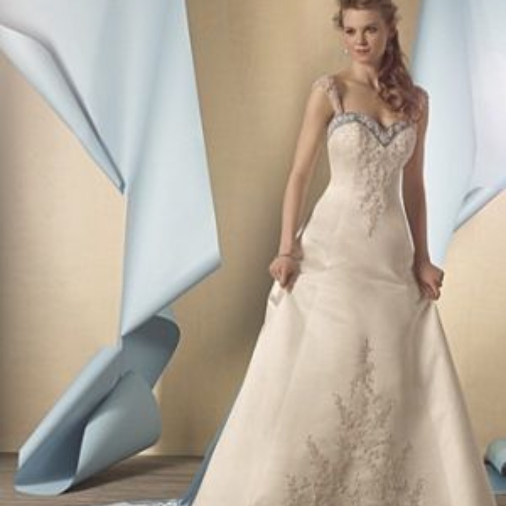 2447 Alfred Angelo Wedding Dress